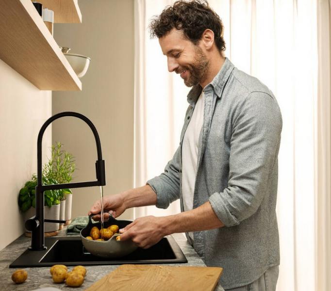 hansgrohe Talis Select M54 k&oslash;kkenarmatur m/PowderSpray og svingtud - Krom